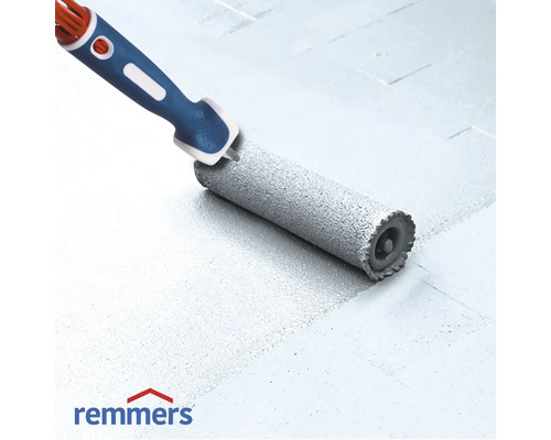 Farbroller beim Auftragen von Farbe