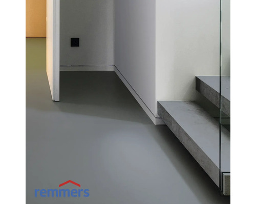 Innenraum mit grauem Boden und Treppe