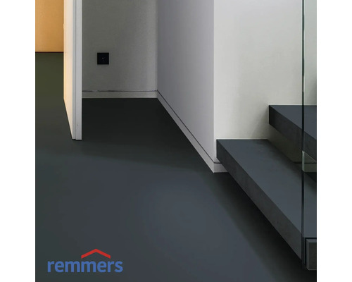 Flur mit Bodenbeschichtung und Treppe