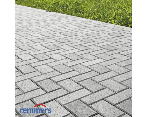 Pflastersteine im Fischgrätmuster verlegt