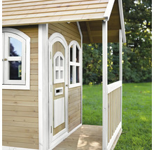 Holzspielhaus mit Veranda, Tür und Fenstern im Garten