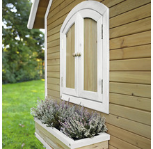 Detailansicht eines Holzspielhauses mit Fenster und Blumenkasten
