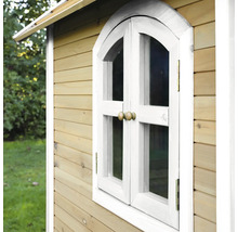 Detailansicht eines Holzspielhauses mit weißem Fensterrahmen