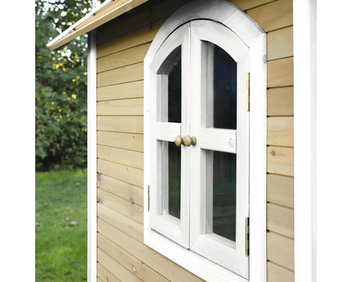 Detailansicht eines Holzspielhauses mit weißem Fensterrahmen