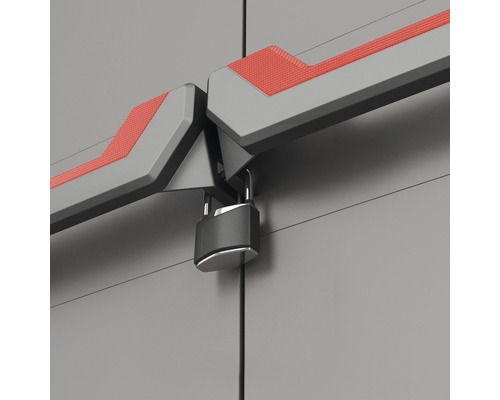 Vorhängeschloss an einem Geräteschrank befestigt