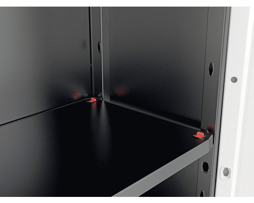 Detailansicht eines Regals im Inneren eines Werkstattschranks