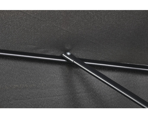 Detailansicht eines Sonnenschirms mit Metallgestänge