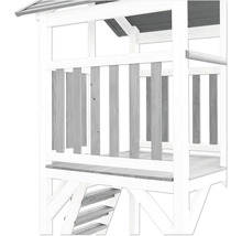 Detailansicht eines Spielturms aus Holz mit Treppe und Geländer
