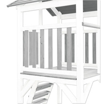 Detailansicht eines Spielturms aus Holz mit Treppe und Geländer