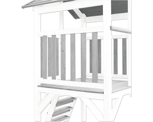 Detailansicht eines Spielturms aus Holz mit Geländer und Treppe