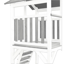 Detailansicht eines Spielturms aus Holz mit Treppe und Geländer