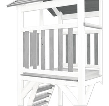 Detailansicht eines Spielturms aus Holz mit Treppe und Geländer