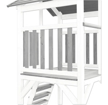 Detailansicht eines Spielhauses aus Holz mit Treppe und Geländer