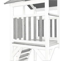 Detailansicht eines Holzspielhauses mit Treppe und Geländer.