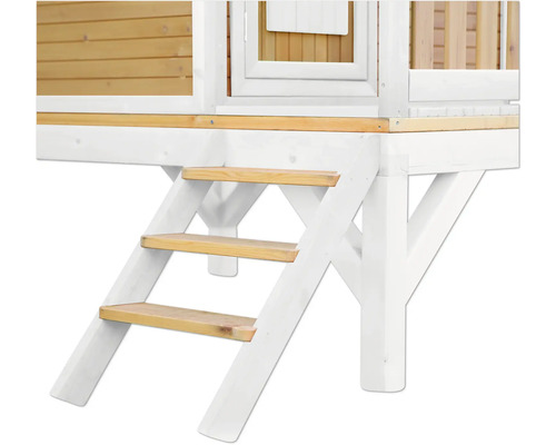 Detailansicht eines Spielhauses mit Holzstufen und weißer Lackierung