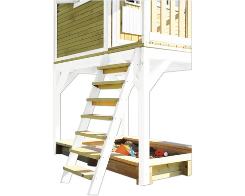 Detailansicht eines Spielhauses mit Leiter und Sandkasten aus Holz