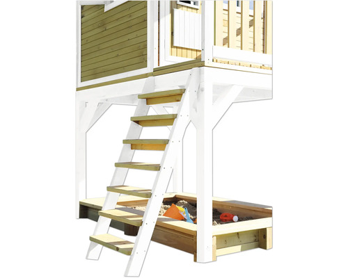 Detailansicht eines Spielhauses mit Holztreppe und Sandkasten