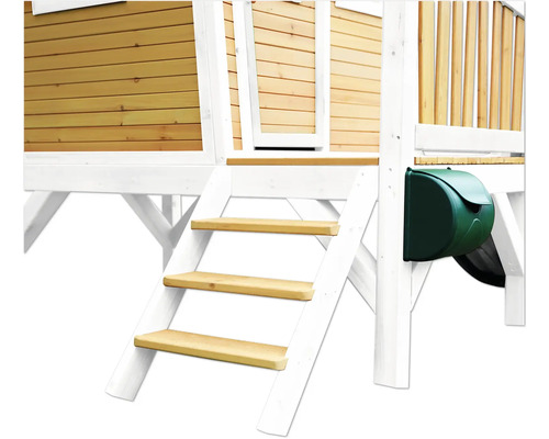 Detailansicht eines Spielhauses mit Holzfassade, Treppe und Briefkasten