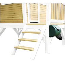 Detailansicht eines Spielhauses mit Holztreppe und Briefkasten