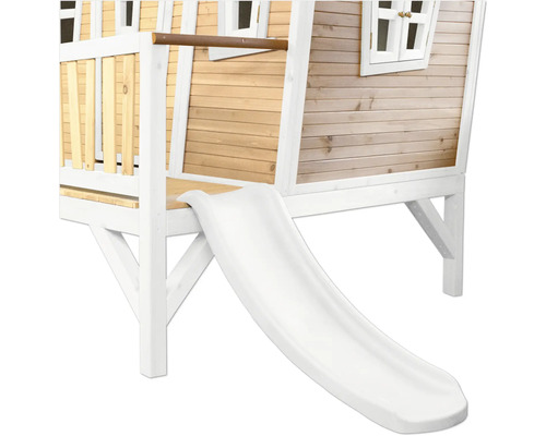 Detailansicht eines Spielhauses aus Holz mit Rutsche