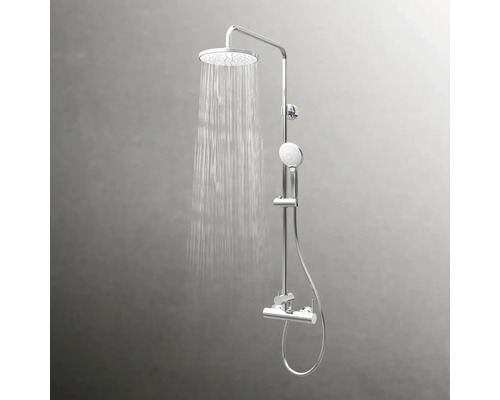 Duschsystem mit Kopfbrause, Handbrause und Thermostatbatterie im laufenden Betrieb