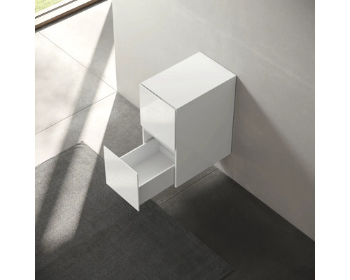 Weißer Waschtischunterschrank mit offener Schublade zur Wandmontage im Badezimmer.