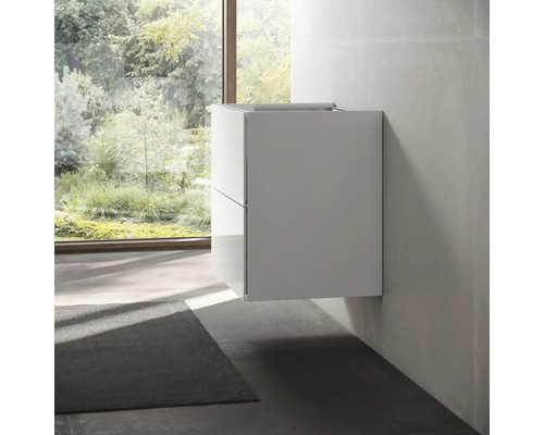 Badezimmer mit modernem, schwebendem Waschtischunterschrank und Fensterblick ins Grüne