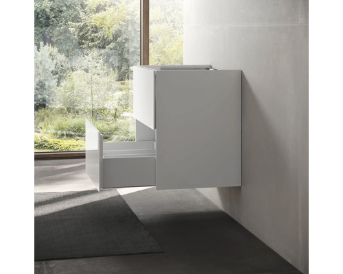 Waschtischunterschrank mit offener Schublade vor Fenster