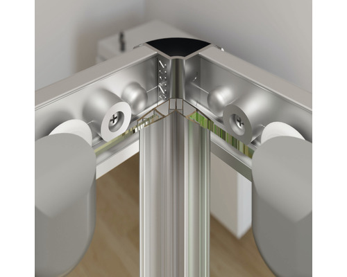 Detailansicht einer Duschkabinen-Ecke mit Aluminiumprofil und Schraubenbefestigung