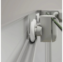 Detailaufnahme eines Schiebetürsystems mit Rollenführung in einer Metallschiene