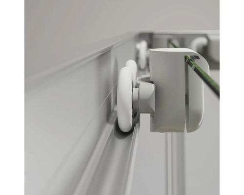 Detailaufnahme eines Schiebetürsystems mit Rollenführung in einer Schiene