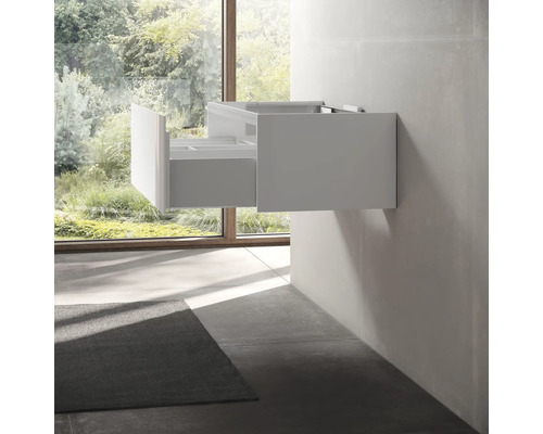 Badezimmer mit offenem Waschbeckenunterschrank mit Schubladen