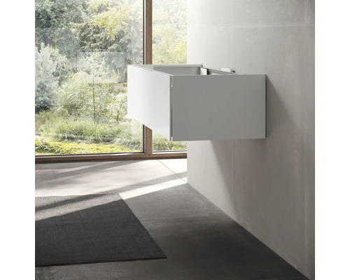 Waschtischunterschrank zur Wandmontage im Badezimmer mit Fenster und Teppich