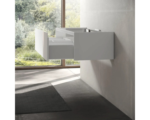 Badmöbel mit Auszug an einer Badezimmerwand montiert