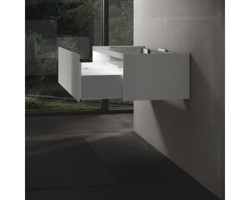 Waschtischunterschrank mit geöffneter Schublade im modernen Badezimmer