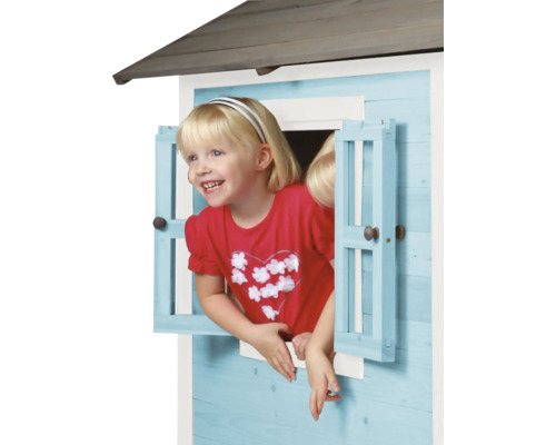 Mädchen schaut aus Fenster eines Spielhauses