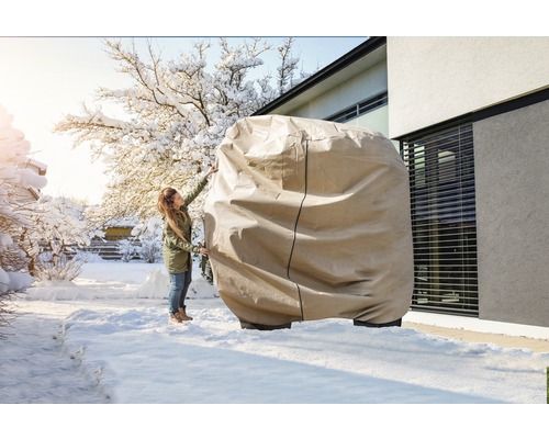 Abdeckplane zum Schutz eines Gartengeräts im Winter