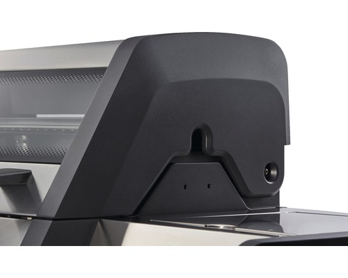 Detailansicht eines Gasgrills mit Abdeckung