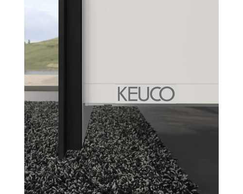 Keuco Logo auf einem Rollo in einem Badezimmer.