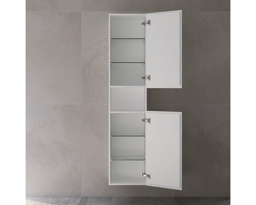 Offener weißer Bad-Hängeschrank mit Glasablagen