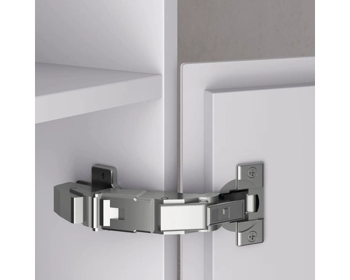 Küchenscharnier an einer weißen Küchentür befestigt