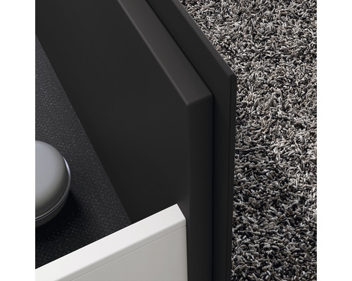 Detailaufnahme eines Badezimmerschranks mit Teppich