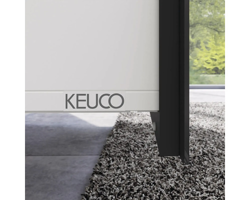 Keuco Logo an einem weißen Badmöbel