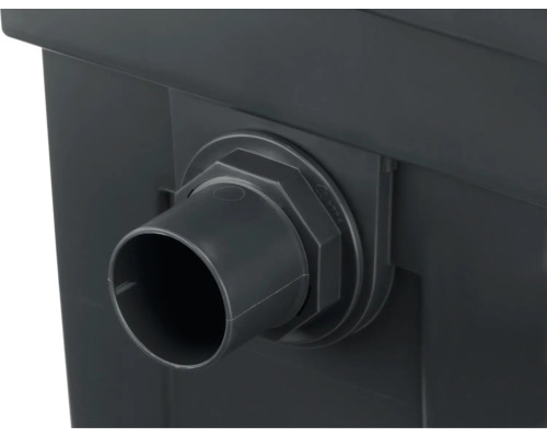 Detailansicht eines Wasserablaufrohrs an einem Behälter