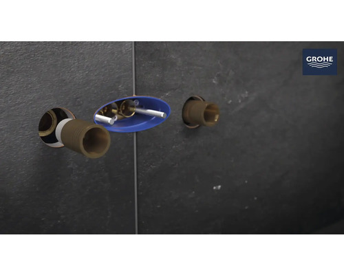 Vorwandinstallation mit Grohe Logo an einer dunklen Wand