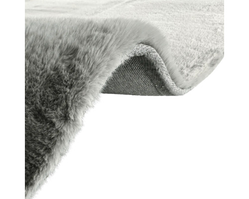 Detailansicht eines grauen Teppichs mit Textilrücken