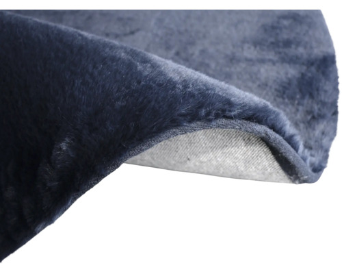 Detailansicht eines dunkelblauen Teppichs mit weicher Oberfläche