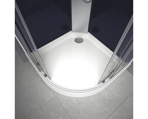 Detailansicht einer Duschkabine mit schwarzer Rückwand und weißer Duschwanne.