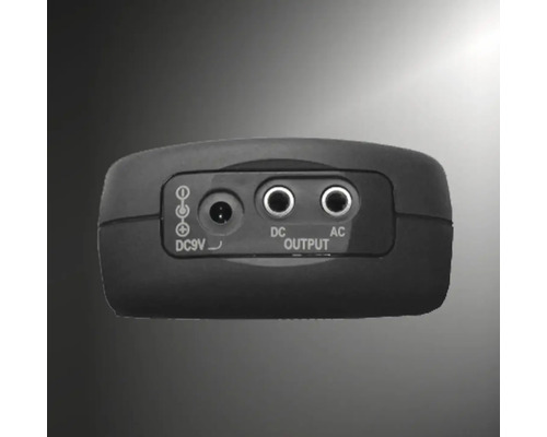 Rückseite eines Gerätes mit DC- und AC-Ausgängen