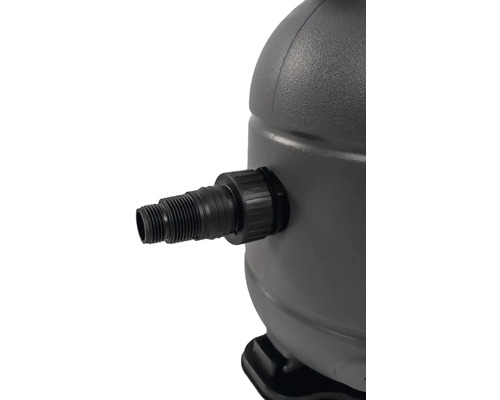 Detailaufnahme eines Sandfilterbehälters mit Schlauchanschluss für eine Poolanlage.